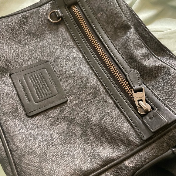 Unisex Coach bag. New but slightly used - Picture 4 of 5